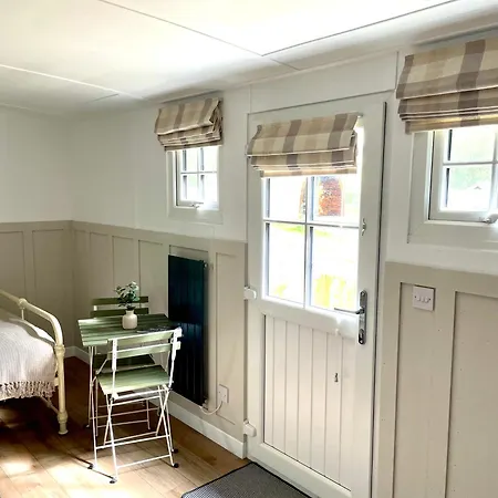 Rosewood Shepherds Hut *