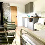 Rosewood Shepherds Hut Campsite *