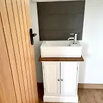 Rosewood Shepherds Hut Campsite *
