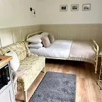 Rosewood Shepherds Hut Campsite *