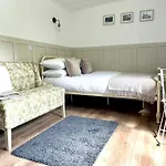 Campsite Rosewood Shepherds Hut *