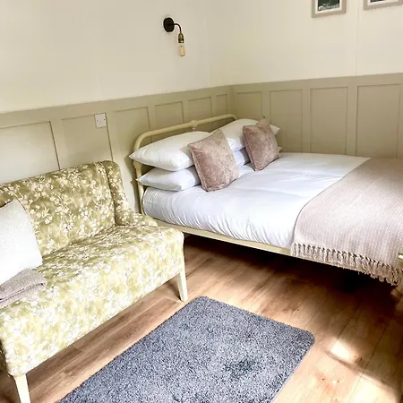 Rosewood Shepherds Hut Campsite